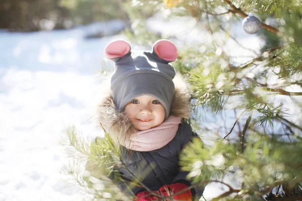 Porträtt av roliga barn nära julgran i vinterdag — Stockfoto