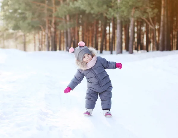 Позитивна дитина розважається в зимовий день — стокове фото