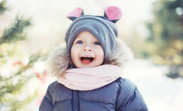 Bebé divertido riendo al aire libre en el día de invierno Fotos de stock libres de derechos