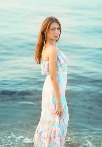 Retrato de bela jovem mulher contra o mar — Fotografia de Stock