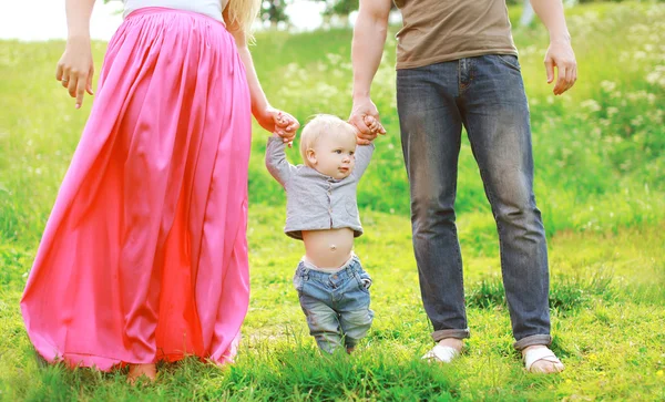 Feliz família ao ar livre! Pais e bebê na grama em su ensolarado — Fotografia de Stock