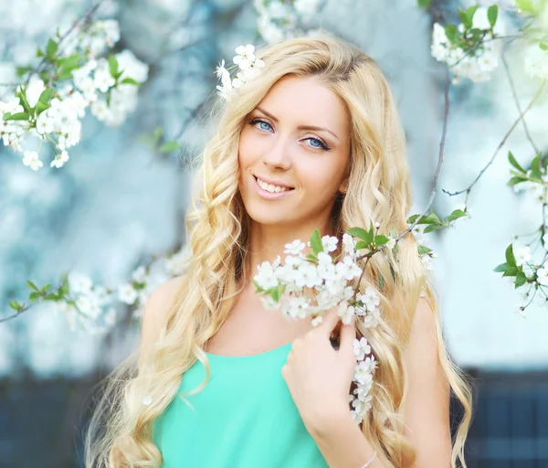 Retrato de primavera de uma bela jovem no jardim florido — Fotografia de Stock