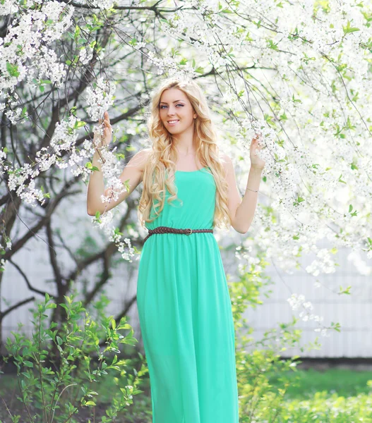 Spring portrait of a beautiful young smiling woman enjoying natu — Stock Photo, Image