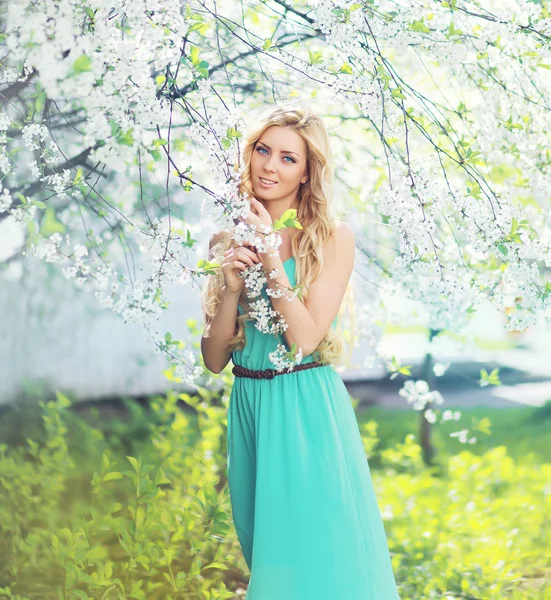 Primavera ritratto di una bella giovane donna godendo petali odore — Foto Stock