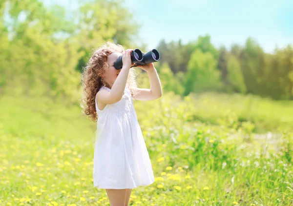 Çocuk dürbün içinde açık havada güneşli yaz günde görünüyor