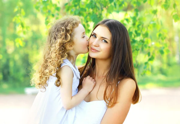 El día de la madre, la familia, la infancia y el concepto de la gente - amar a daug —  Fotos de Stock