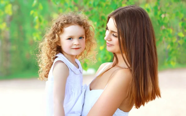 Mutlu anne ve küçük kızı yaz aylarında birlikte portresi 