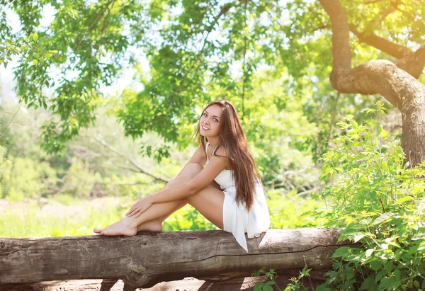 Mooie jonge meisje op de natuur in zonnige zomerdag — Stockfoto