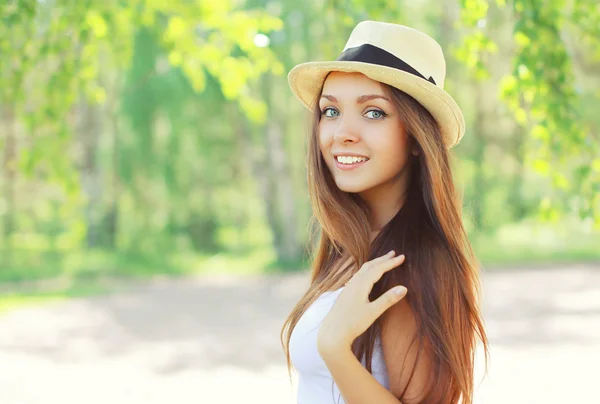 Summer portrait of beautiful young girl in hat on nature — Stock Photo, Image