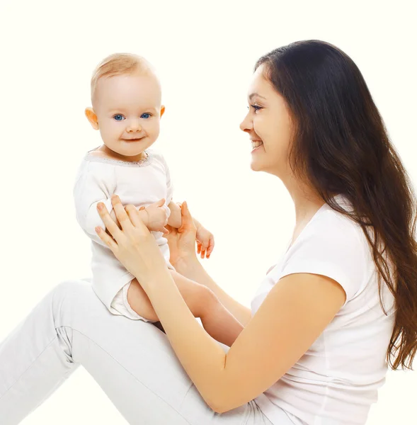 Gelukkig jonge lachende moeder spelen met baby — Stockfoto