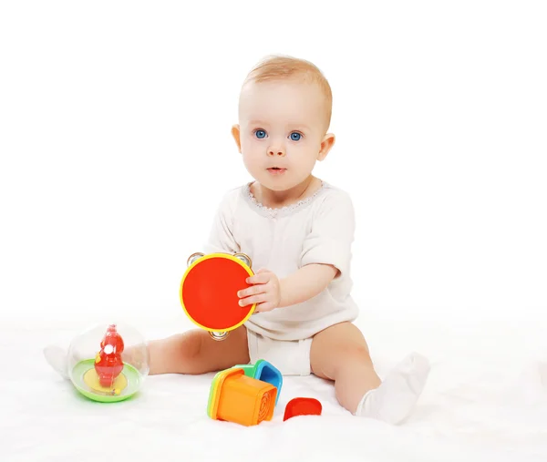 婴儿坐和色彩鲜艳的玩具玩的肖像 — 图库照片