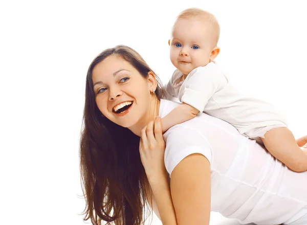 Skrattande ung mamma leker med baby och ha roligt tillsammans — Stockfoto