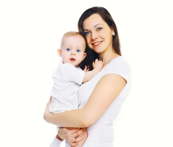Porträt einer glücklichen jungen Mutter, die ihr Baby auf Händen hält — Stockfoto
