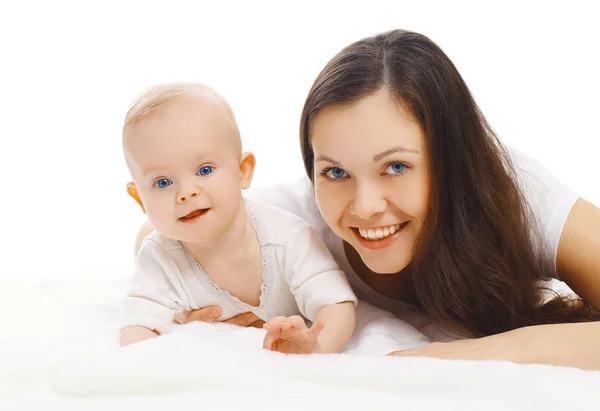 Retrato de feliz joven sonriente mamá y dulce bebé juntos —  Fotos de Stock