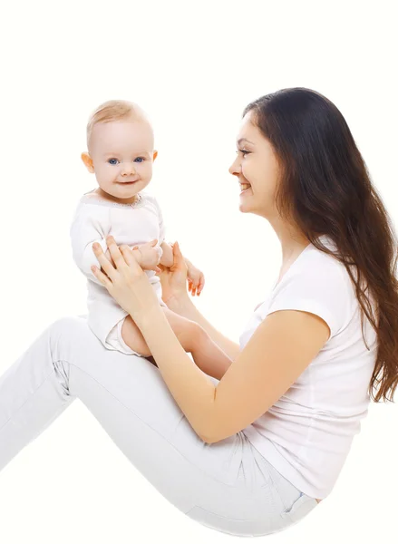 Porträtt av ung leende mamma leker med baby — Stockfoto