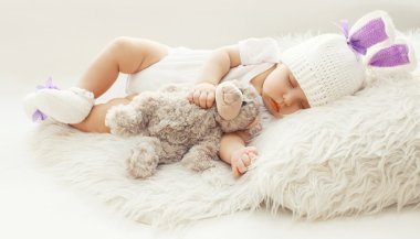 Bebek rahatlık! Oyuncak ayı t tatlı bebek evde yatıyor