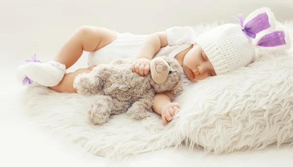 Babykomfort! süßer Säugling zu Hause schläft mit Teddybär auf T — Stockfoto