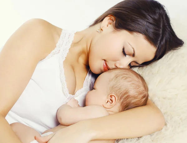 Primo piano ritratto della giovane madre che dorme con il bambino a casa — Foto Stock