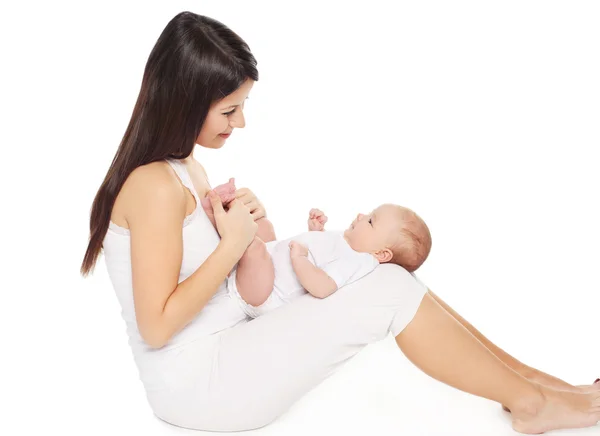 Mooie jonge moeder spelen met baby — Stockfoto