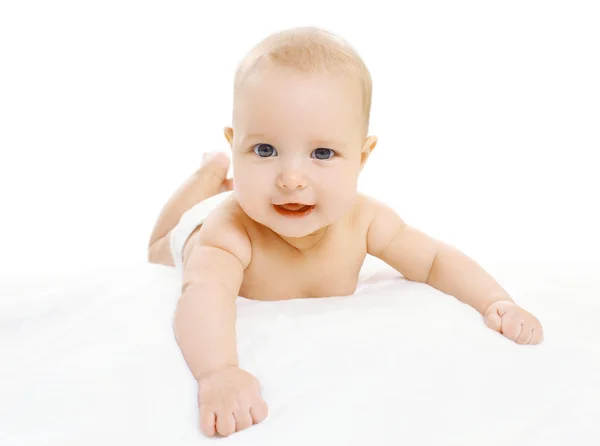 Ritratto di bambino carino con pannolini sdraiato sul lenzuolo — Foto Stock