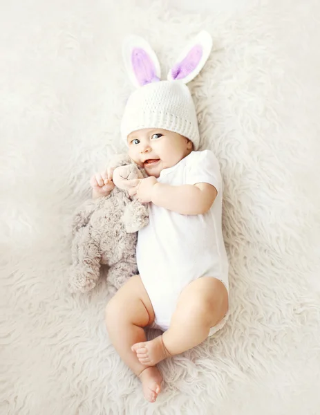 토끼 귀와 니트 모자에 달콤한 귀여운 아기의 부드러운 사진 — 스톡 사진