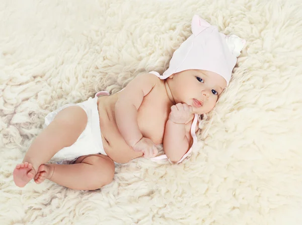 Sweet baby liggend op het bed thuis — Stockfoto