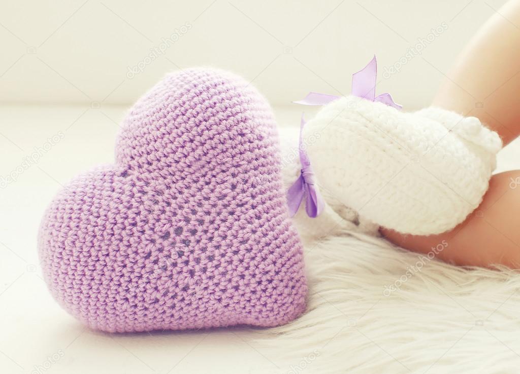 Knitted heart and legs baby in white bootees
