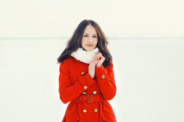 Açık güzel bir kadın portresi wint içinde kırmızı bir ceket giymiş