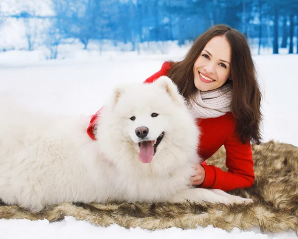 Happy woman owner having fun with white Samoyed dog outdoors in — Stock Photo, Image