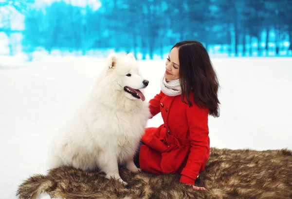 Happy woman owner having fun with white Samoyed dog outdoors in — Stock Photo, Image