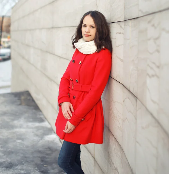 Portrait extérieur de belle femme habillée d'une veste rouge dans le — Photo