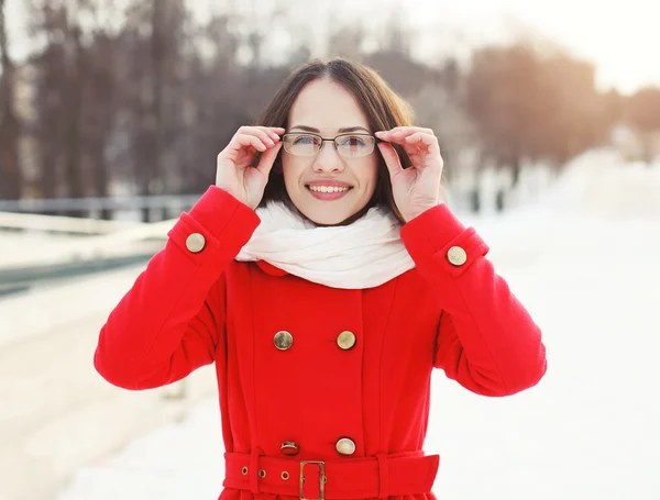 Outdoor portrait of happy smiling woman in glasses — Stock Photo, Image