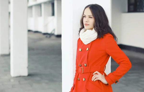 Retrato al aire libre de una hermosa mujer vestida con una chaqueta roja — Foto de Stock