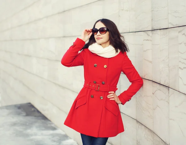 Stijlvolle vrouw in rood jasje op tegen een muur — Stockfoto