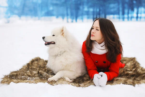 Winter and people concept - beautiful woman with white Samoyed d — Stock Photo, Image