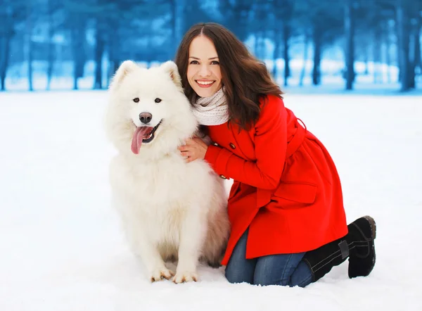 Winter and people concept - happy woman having fun with white Sa — Stock Photo, Image