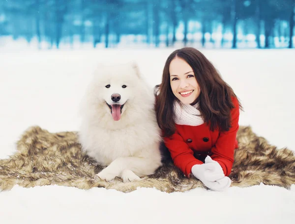 겨울, 크리스마스와 사람들 개념-행복 한 여자 재미와 — 스톡 사진