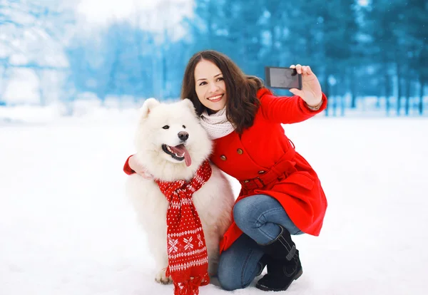 Winter, christmas, technology and people concept - happy woman a — Stock Photo, Image