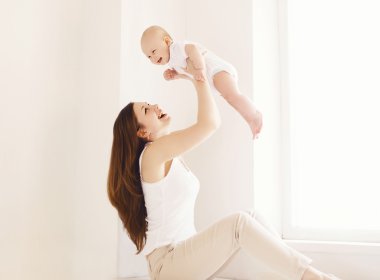 Anne ve bebek beyaz Oda evde birlikte eğleniyoruz, yakın: 