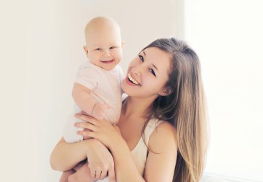 Pozitif bebek ve anne evde ışık odada, yumuşak renkler