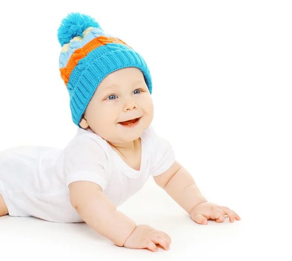 Closeup retrato de sorrindo bonito bebê rasteja em chapéu de malha — Fotografia de Stock