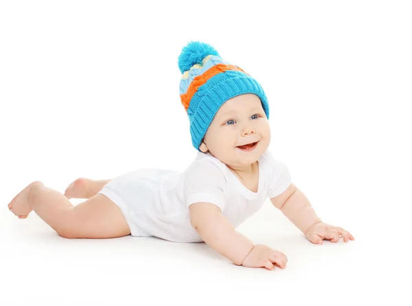 Manis tersenyum bayi merangkak di topi — Stok Foto