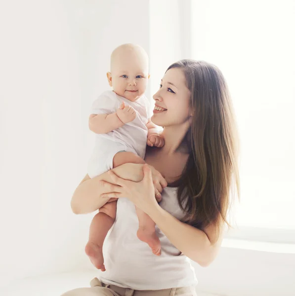 Portrait family at home, happy young mother and baby in light ro — Stock Photo, Image