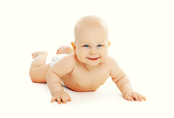 Porträtt av söt baby i blöjor liggande på golvet — Stockfoto