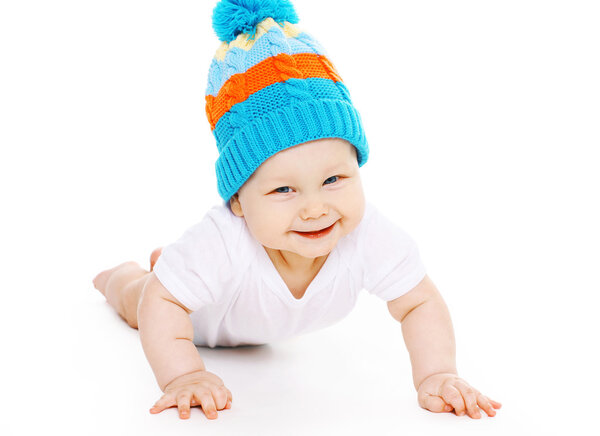 Портрет милого улыбающегося ребенка в трикотажной шляпе
 
