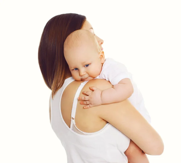 Porträtt av kärleksfull mor kramar hennes söta lilla bebis — Stockfoto