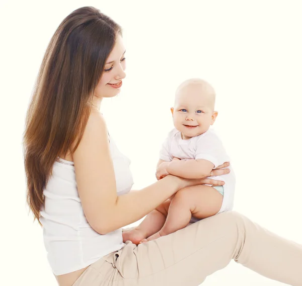 Retrato de madre joven con su lindo bebé sonriente juntos — Foto de Stock