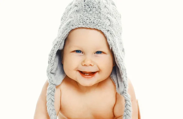 Bébé souriant en bonnet tricoté assis sur fond blanc — Photo