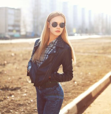 Sunn açık havada şık güzel sarışın kadın moda portre