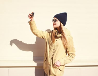 Moda güzel sarışın selfie-portre smartphone, c yapar.